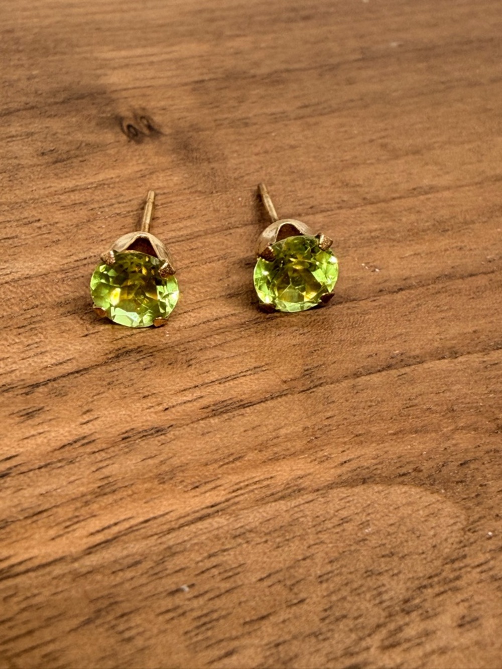 14k Gold 5mm Peridot Green Round Stud Earrings